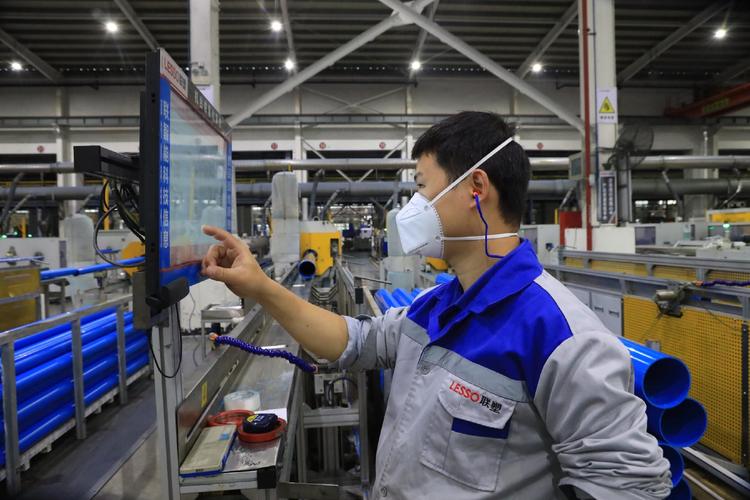 制造车间工人在MES终端前微笑操作