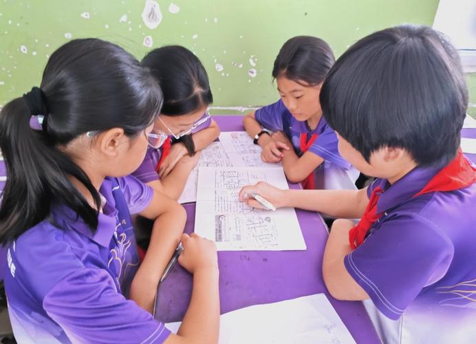 中小学班级内差异化教学小组讨论场景