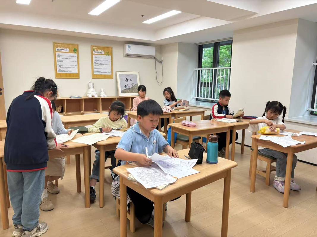 南京老小区楼下家长拽着孩子上补习班的真实场景