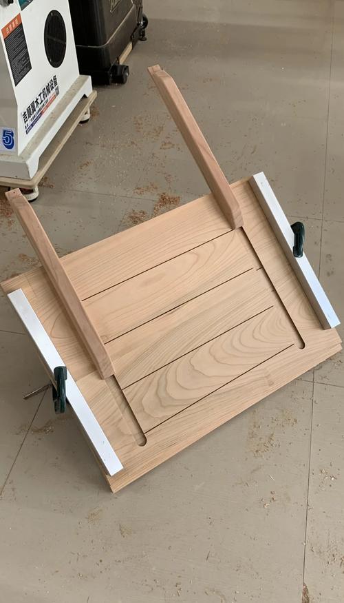实木餐桌桌脚防潮处理施工实拍