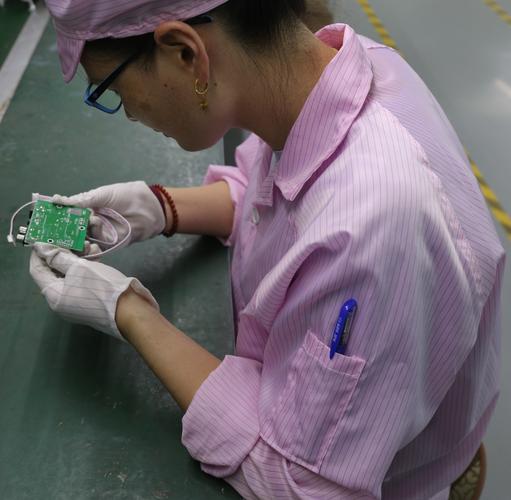 检验员戴线手套抚摸机械零件棱边检查毛刺