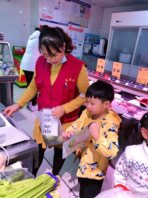 妈妈和孩子一起分类整理刚从超市买回来的食材
