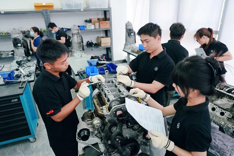 职校学生在企业产线实训场景