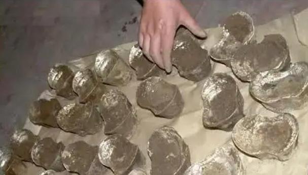 翻修祖屋挖出一坛银子，谁料踩了大坑