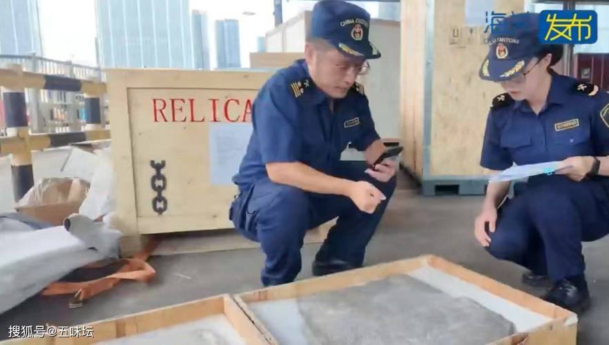 中国海关查验行李查获的走私文物现场