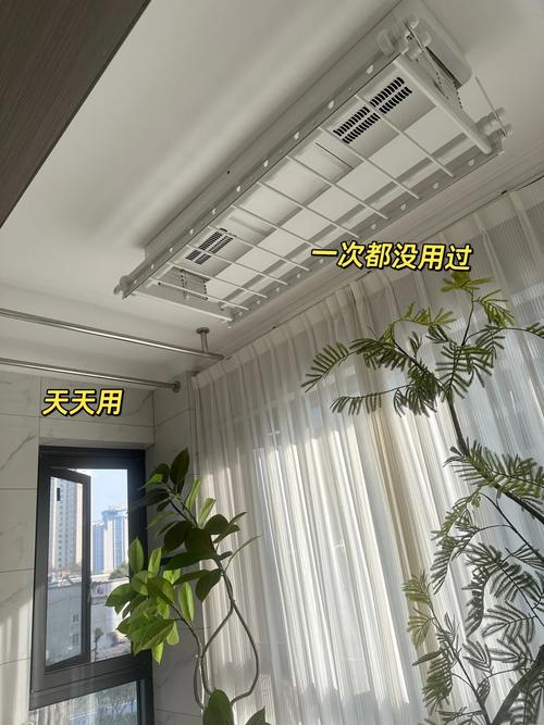 沿海城市室内晾衣架挂满衣物除湿示意图