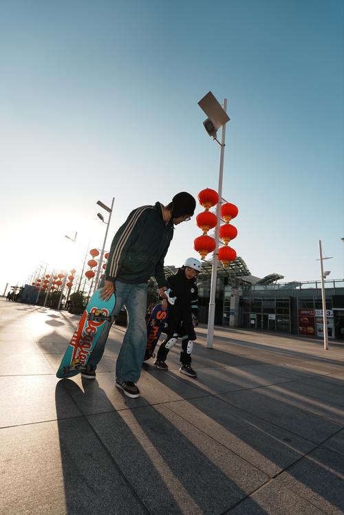 城市广场滑板新手单脚滑练习实拍