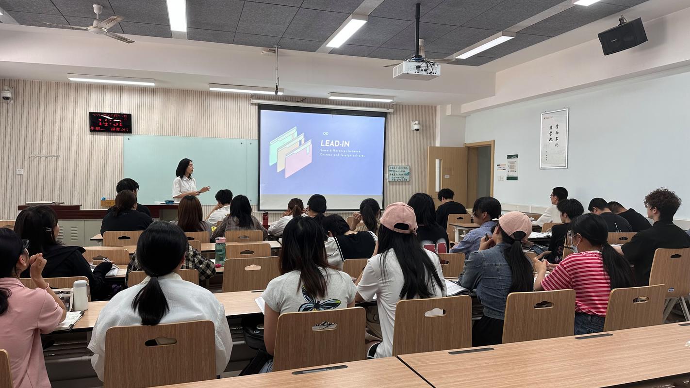 大学生拿着PPT进行项目路演展示