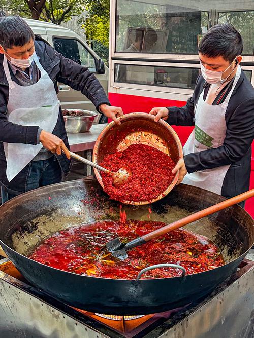手工四川火锅底料炒制翻炒豆瓣场景