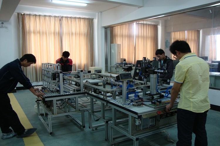 实训车间柔性产线工位挡块拆卸实操场景