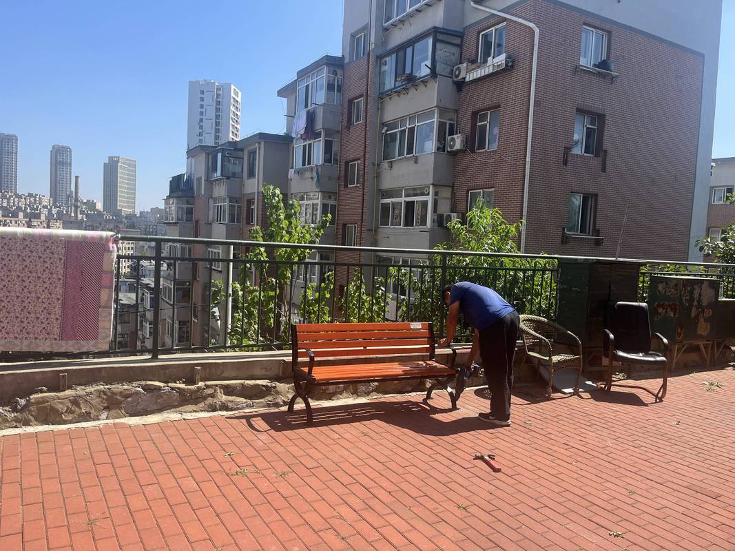 小区长椅普通人做轻量力量训练实拍