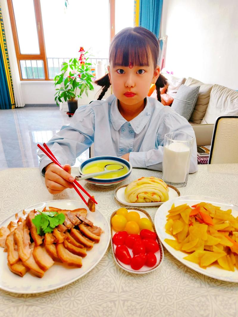 小女孩自信展示自己做的早餐