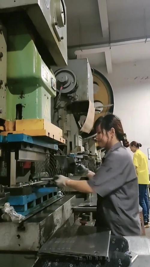 一线工人给冲压机调试双手操作按钮的现场