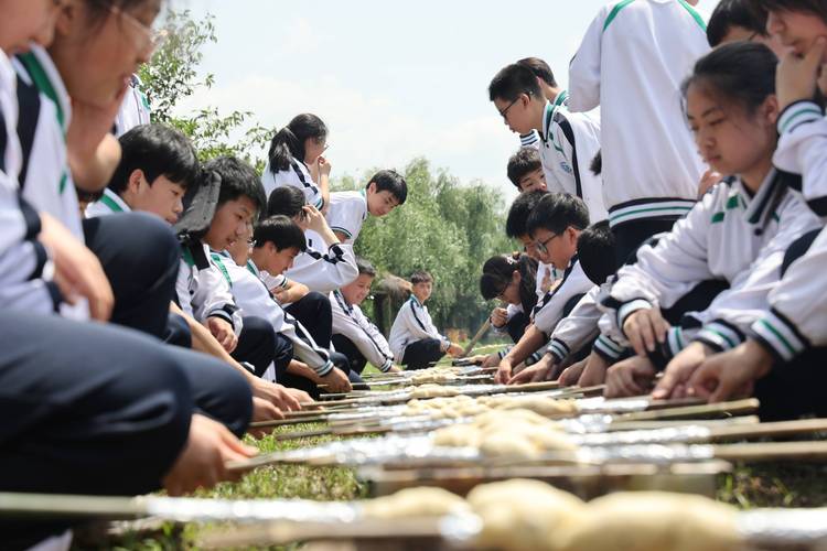 中学生团队讨论老街保护模型场景