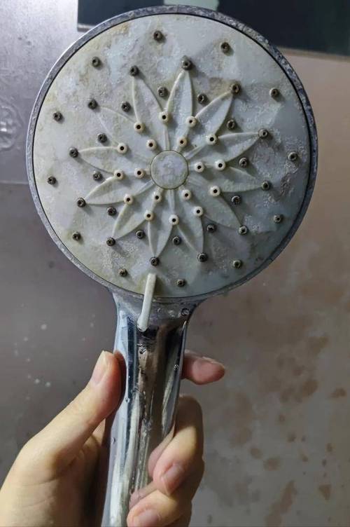 手持花洒出水孔水垢清洁实拍