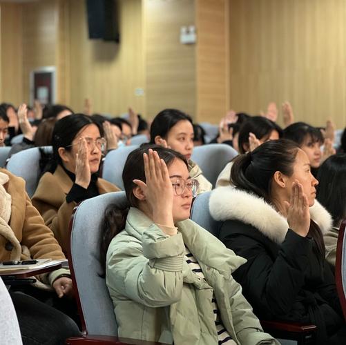 学校章程制定教职工代表大会举手表决场景照片