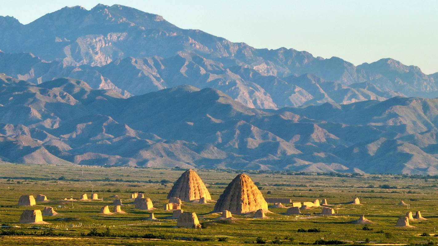 宁夏回族自治区西夏王陵远景贺兰山