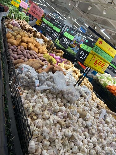 超市新鲜根茎类食材摆放实拍