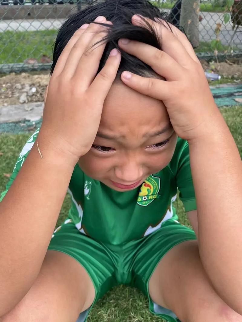 五岁孩子在比赛中输掉后哭泣的侧脸特写