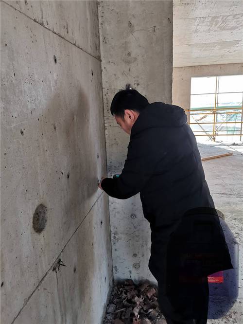 手搓测试水泥墙面掉砂现场