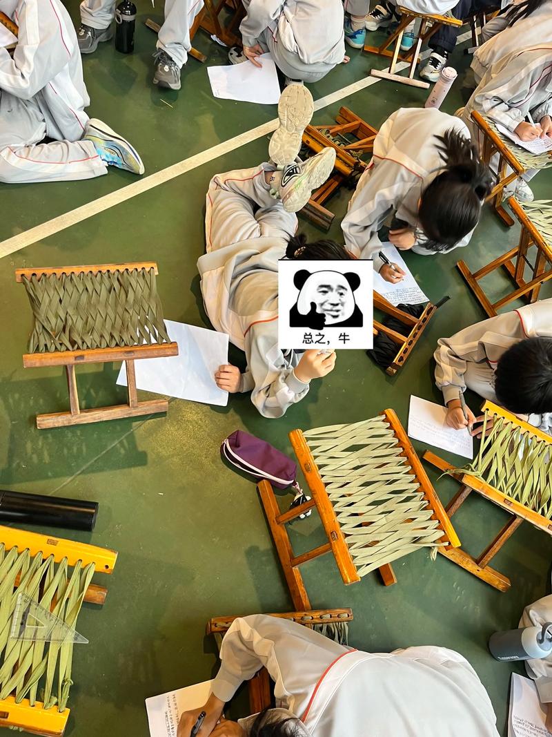 儿童摊开作文本趴在客厅地板写作业场景