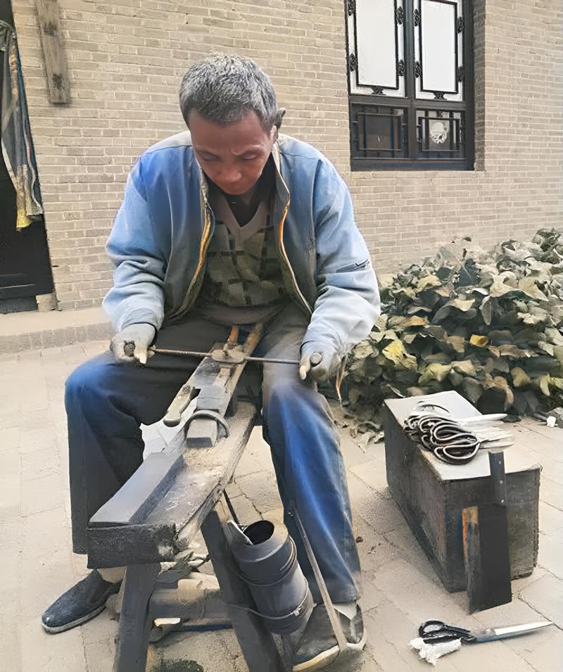 京都老匠人清晨磨刀仪式场景