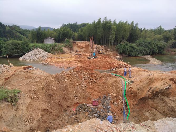 无锡惠山脚下稻田层黑泥采掘现场