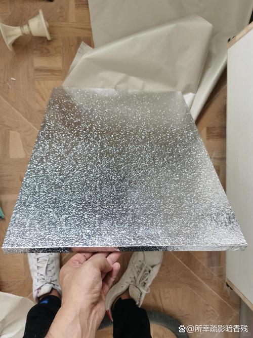 一楼展示柜背面防潮铝箔膜施工实景图