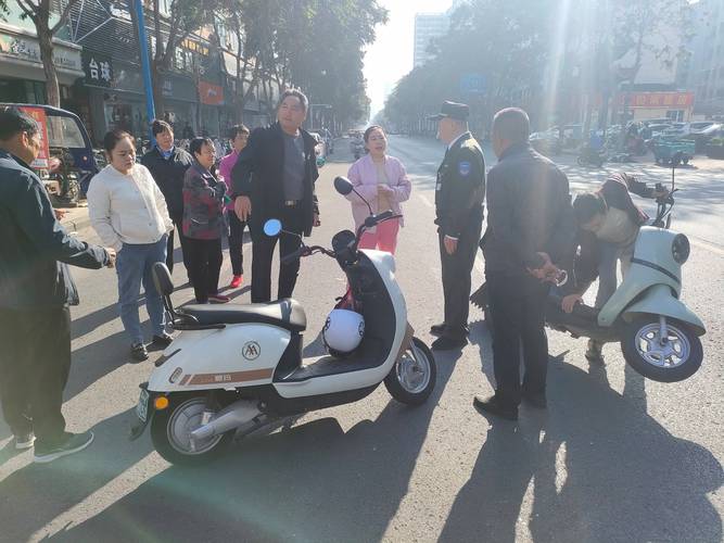 南京老小区北门电动车剐蹭行人的协商现场实拍