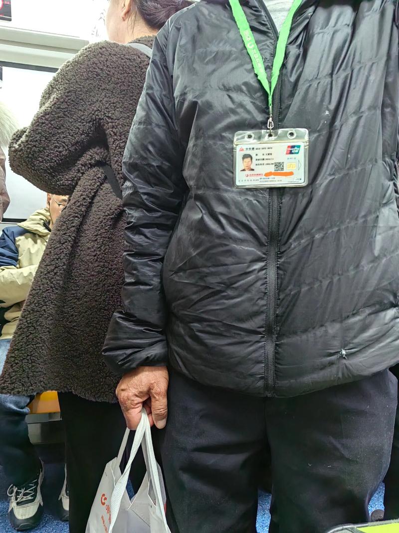 老人脖子上挂着交通卡和联系牌
