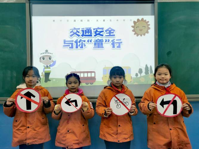 小学生使用红绿灯卡进行同伴互助学习