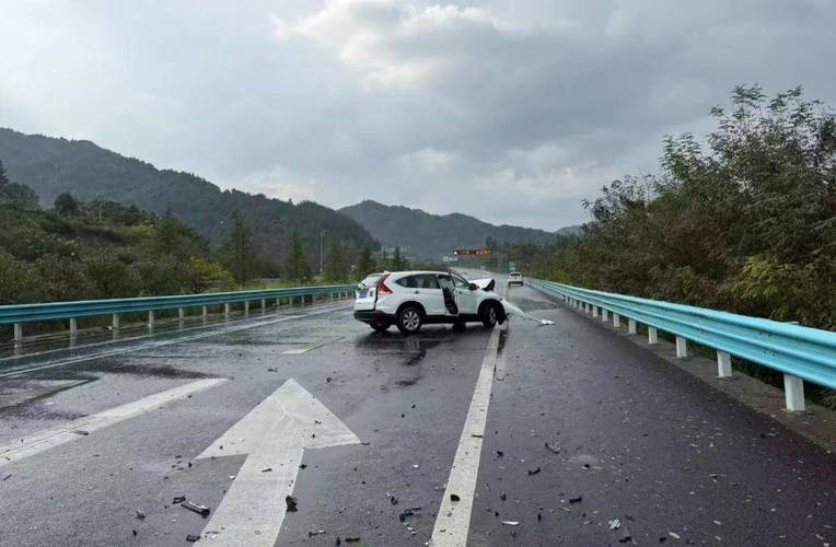 雨天高速紧急避让交通事故现场图