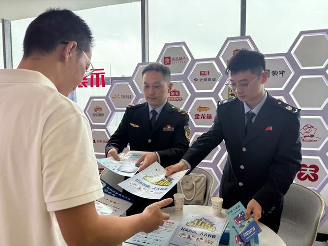 市场监管局工作人员给个体户讲广告合规要求的现场