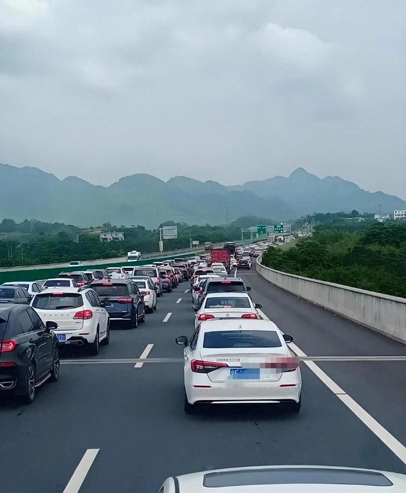 南京绕城高速堵车车流 新能源纯电车主驾驶视角