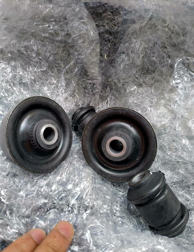 老化开裂的汽车点火线圈橡胶绝缘套