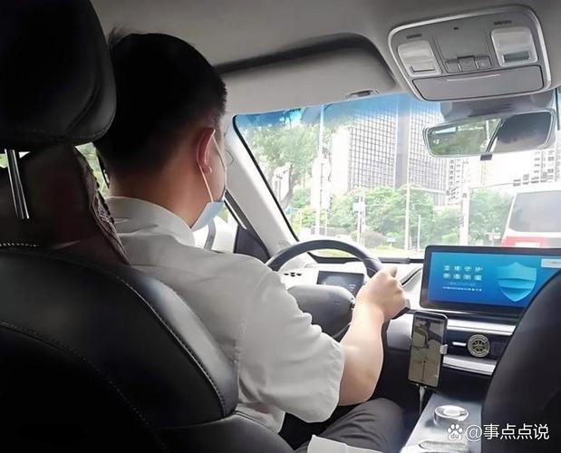 网约车司机停车休息按腰部照片