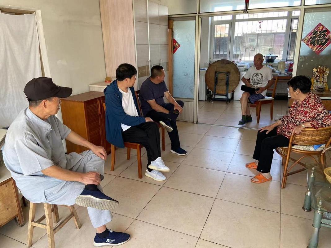 老人被子女拒之门外社区调解现场