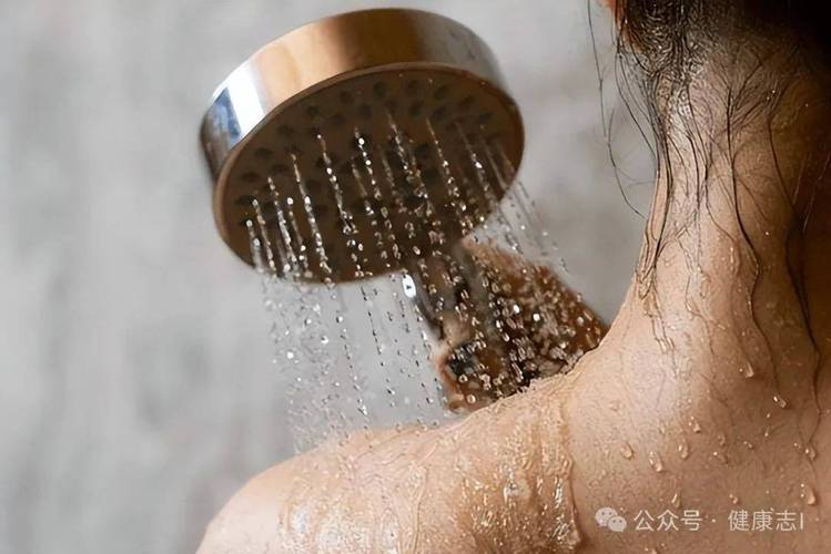 干燥季节适宜水温洗澡场景图