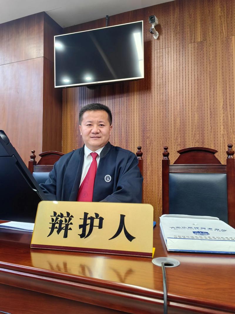 刑事辩护律师在法庭上激情辩护的黑白照片