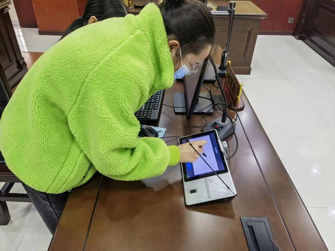 法庭证据保全质证时原始手机存储芯片检查现场照片