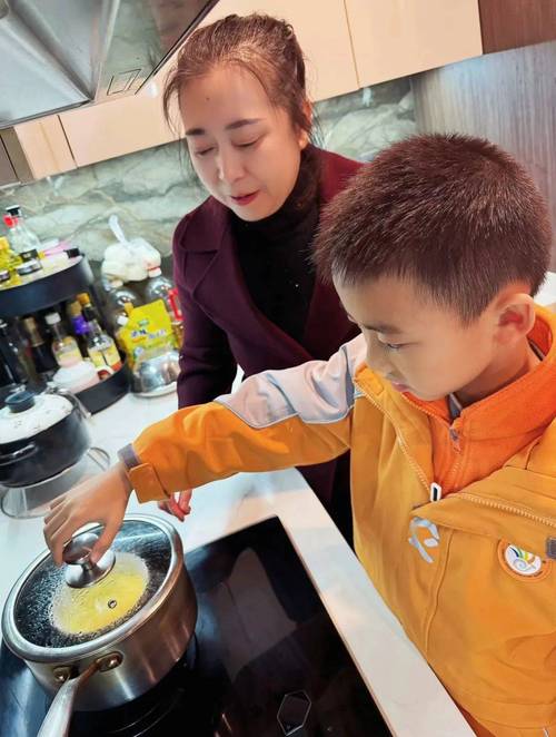 妈妈和小学低年级孩子在厨房边煮面边聊重量的生活化场景