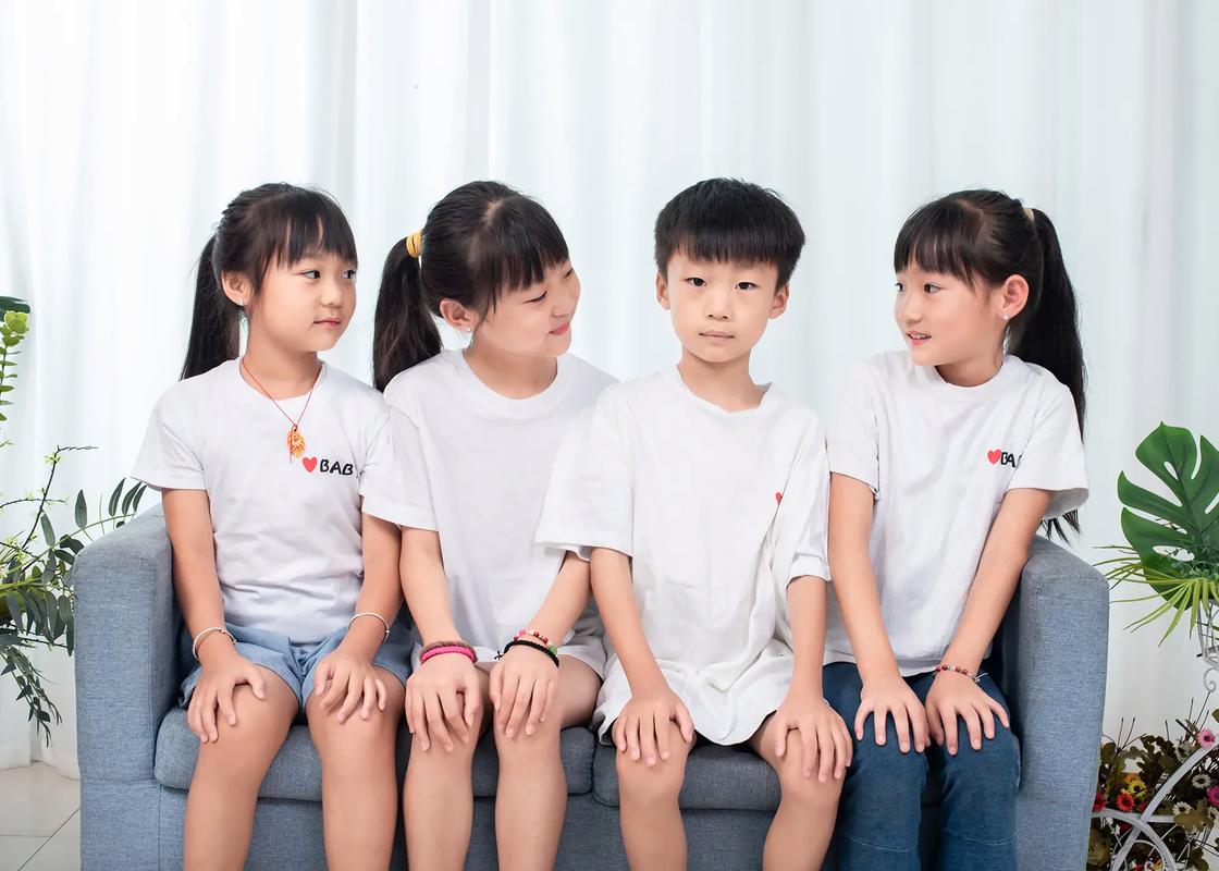 多孩家庭兄弟姐妹合作完成拼图画面