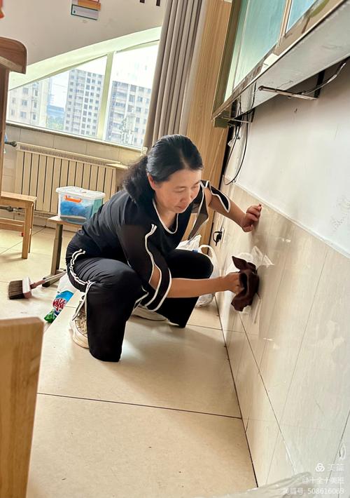 教师手持乱糟糟的袜子引入家庭劳动课