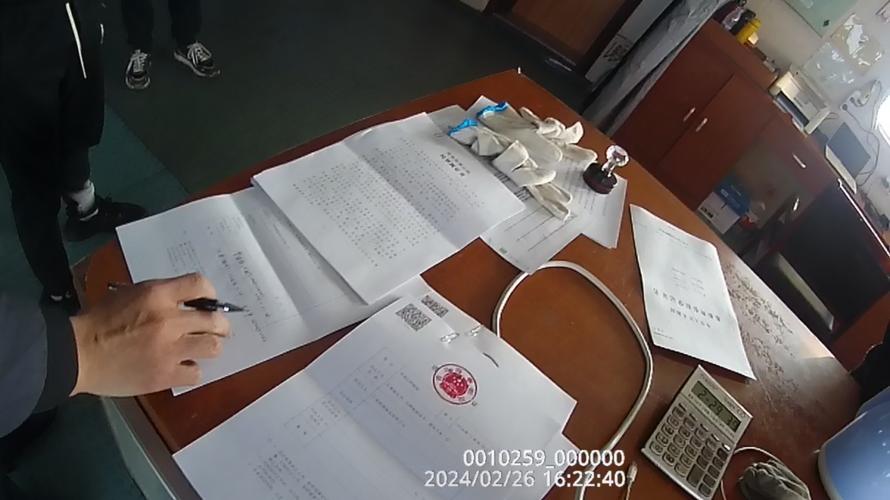 社区调解室桌上的凉白开玻璃杯与皱边判决书