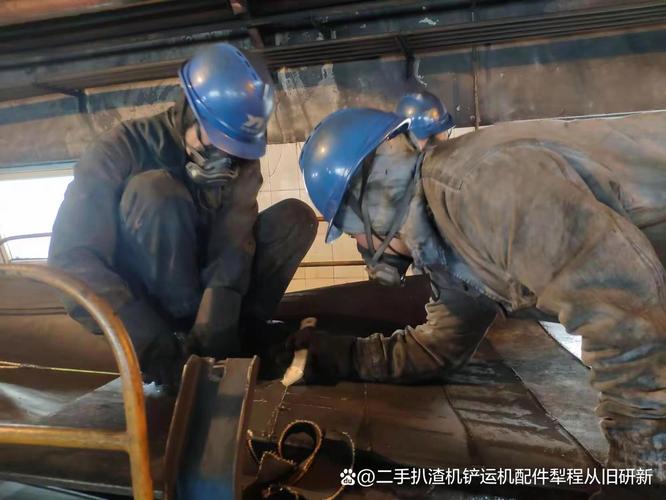 输送带生产线上的工人正在检查带体表面