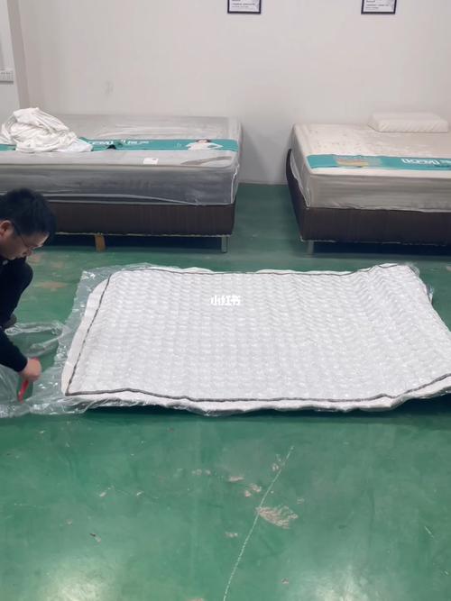 新房装修床垫拆包通风现场图