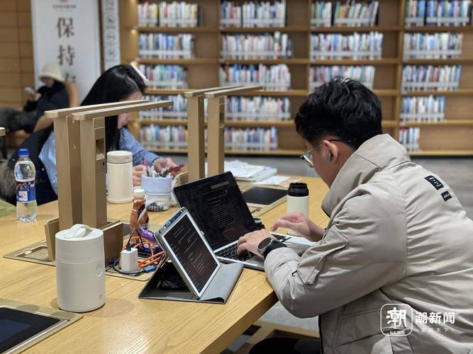 深夜图书馆赶毕业设计的学生