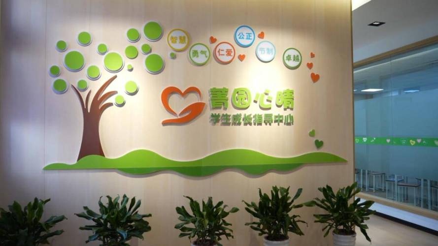 校园心理辅导室门口学生犹豫不前的场景