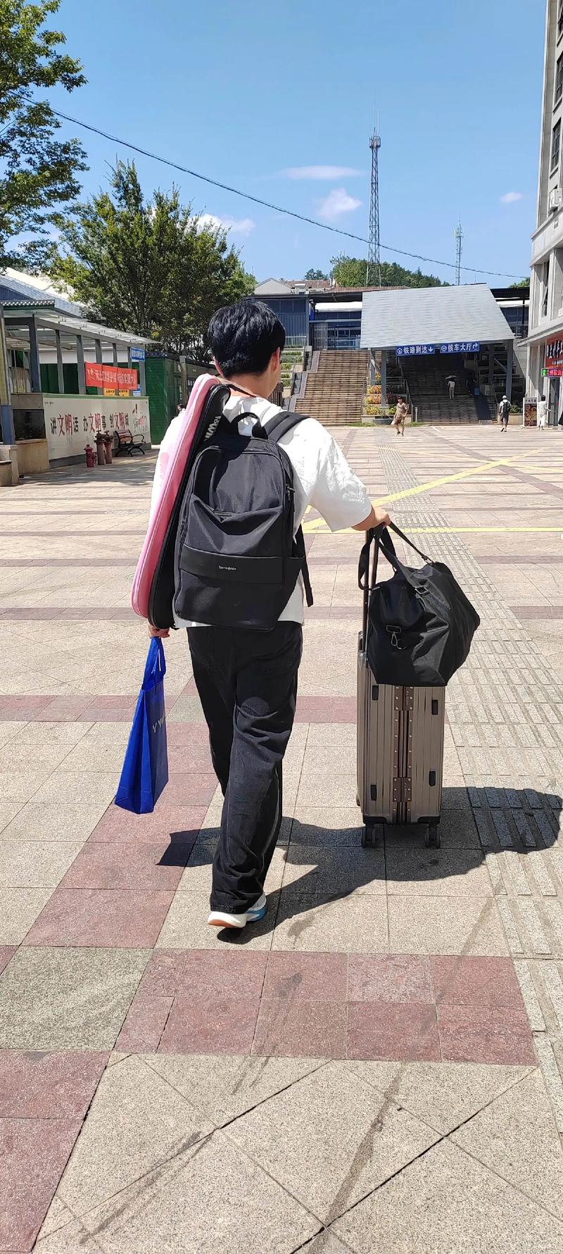 留学新生拖着行李在机场茫然环顾