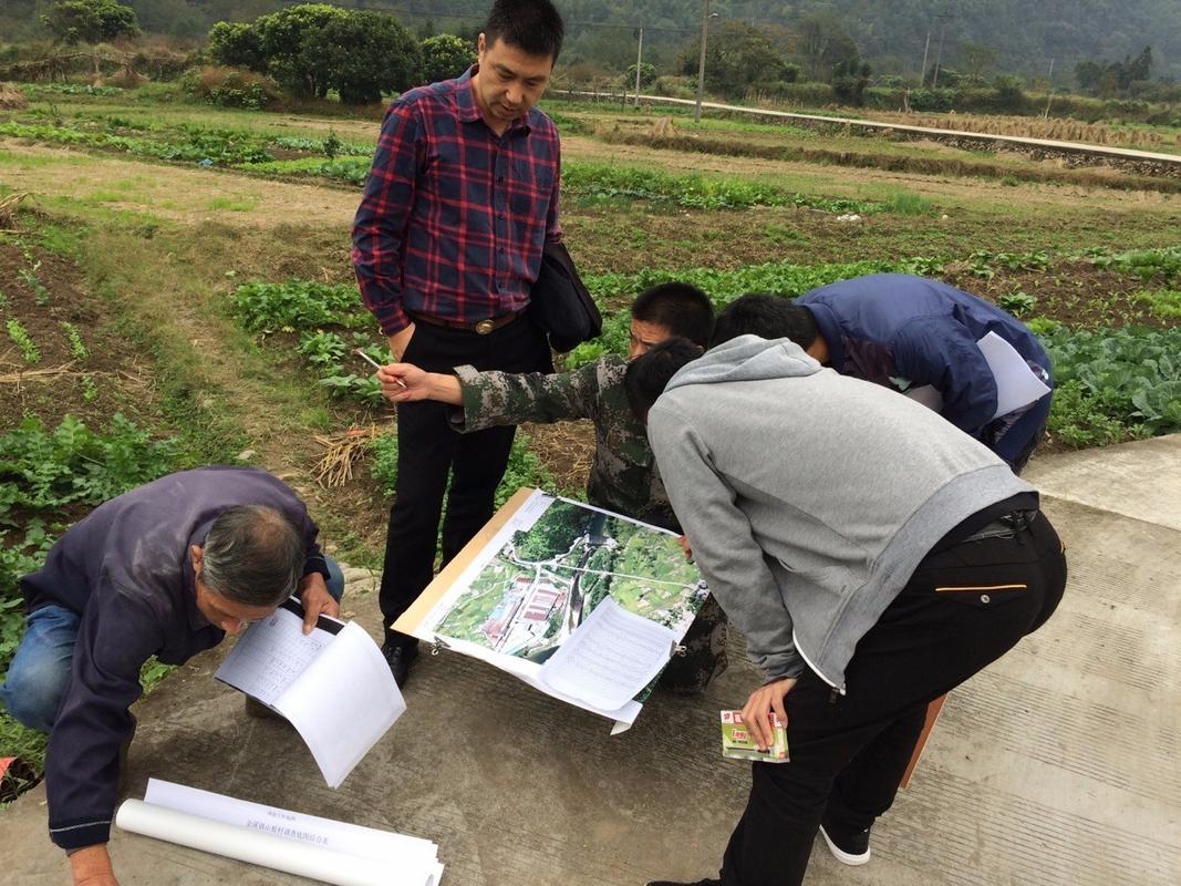 农村宅基地确权登记工作人员现场勘界